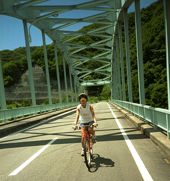 ���̏�𑖂�