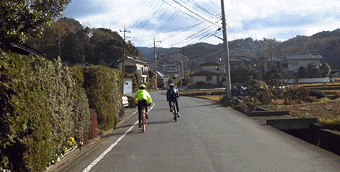 �����t�߂𑖂�