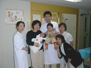 新太郎は遥の頭をナデナデしています。