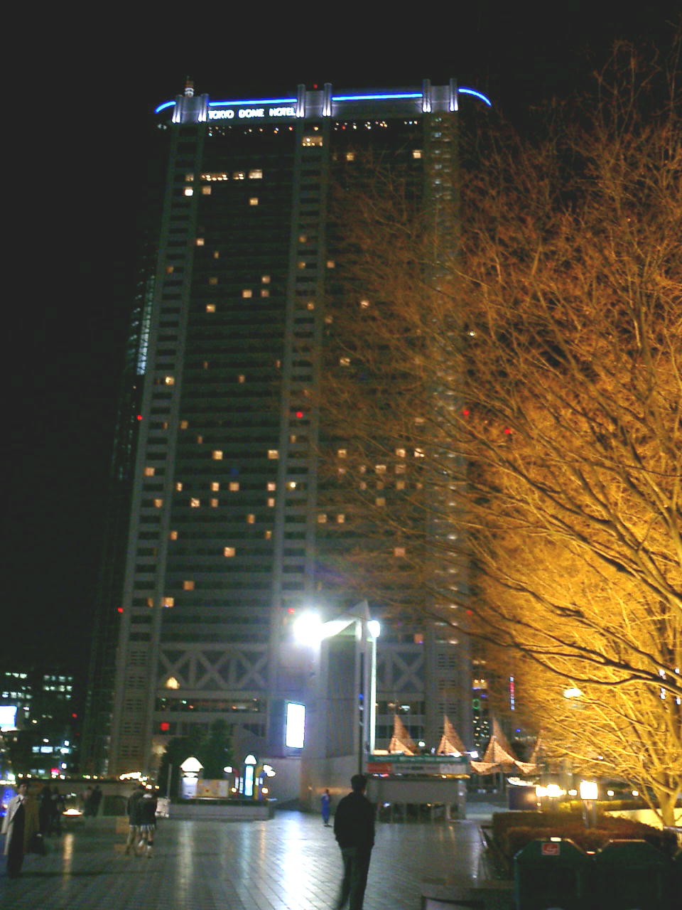 横の高いビル