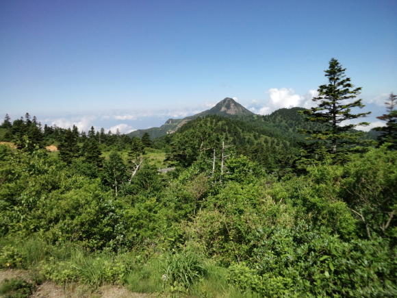 国道292号、山岳道路脇の広場で