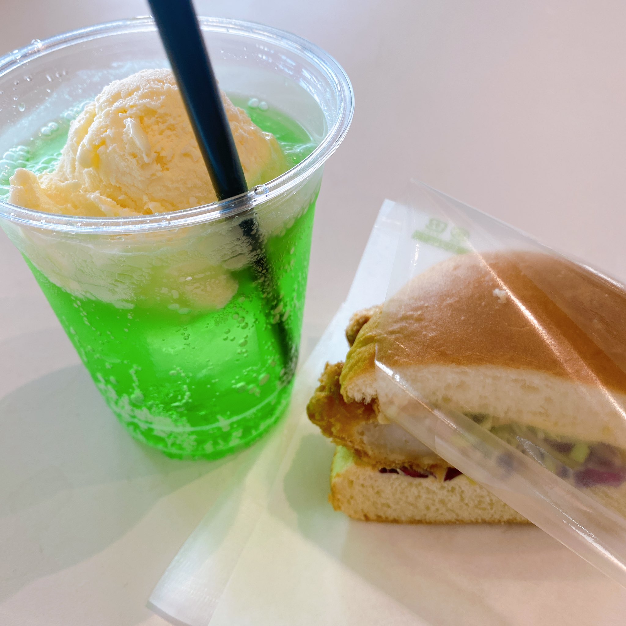 クリームソーダとエビカツバーガー