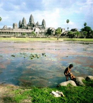 �A���R�[���E���b�g�̒r�ŗV�Ԏq��