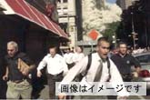 逃げ惑う人々