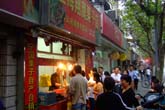 店前は行列が続く：クリックで拡大