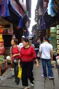 雑多な店が並ぶ：クリックで拡大