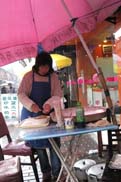 路上で餃子を作るおばさん：クリックで拡大