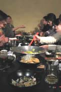 料理に群がる人々