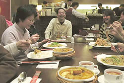 大勢で囲む食卓はとても楽しい:クリックで拡大
