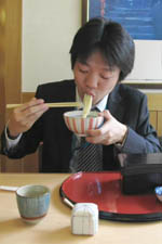 うどんをすする:クリックで拡大