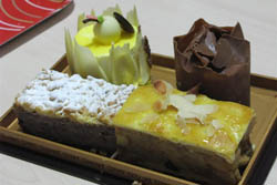 ケーキ 各25RMB：クリックで拡大