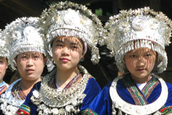 銀装の少女たちが舞い踊る:クリックで拡大