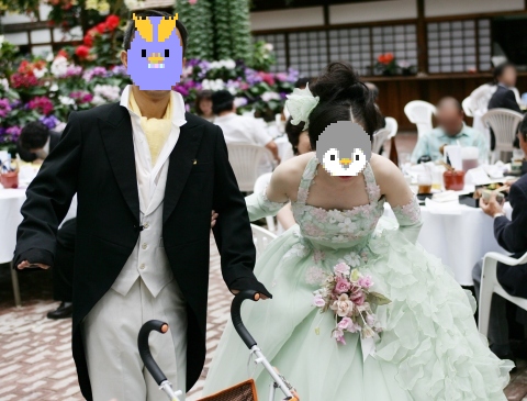 すべてのテーブルをまわり、新郎新婦席に戻ると、まだウェディングペンギンのぬいぐるみが座っていた。慌ててスタッフの方が一人で持っていこうとするが、大きいので