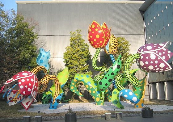 巨大なオブジェ...草間彌生「幻の華」 近くで見ると圧巻!