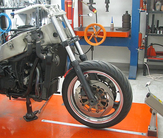 ZZ-R1100 に現代の倒立サスとラジアルマウントキャリパーを付ける