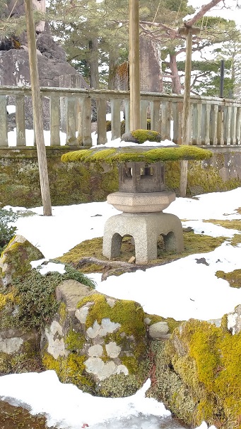 日本武尊銅像横雪見灯籠