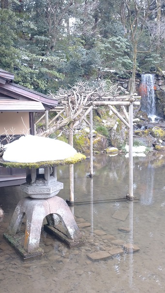 瓢池北端雪見灯籠