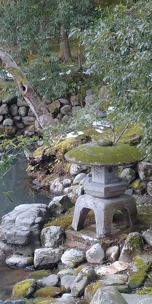 長谷池男滝横雪見灯籠