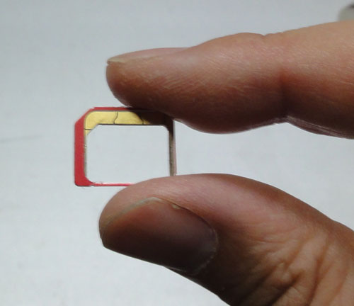 くり抜かれたmicro-SIM