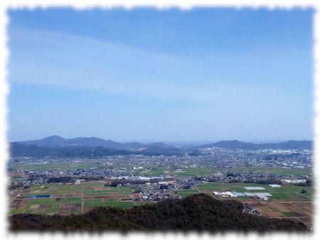 大小山から晃石山（左奥の三角錐）、三毳山(右奥）を望む