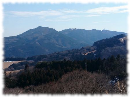 秩父高原牧場近辺から望む笠山と堂平山
