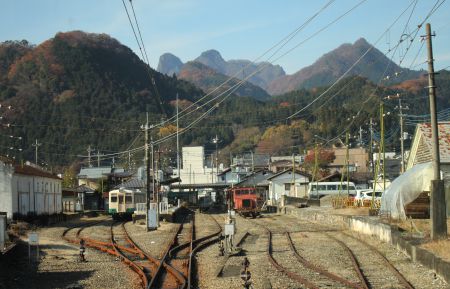 仁田駅に到着。鹿岳(中央)としれいた山がお出迎え。