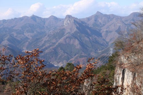 三ツ岩山の岩塔を前景に、正面に立岩、右に経塚山