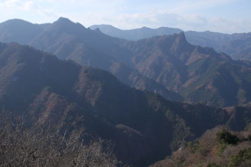 尖塔の大岩、後ろに控えるククリ岩