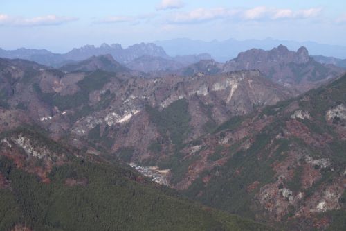 妙義山(左奥)、黒滝山(その手前)、鹿岳(右奥)、中央に幕岩。