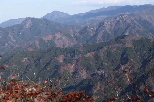 稲含山(奥)、小沢岳(左)、桧沢岳(右)。