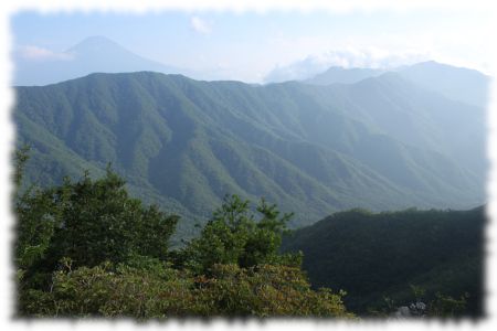 釈迦ヶ岳から破風山の奥に夏富士を望む、右奥に十二が岳と節刀ヶ岳