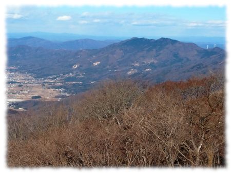 筑波山御幸ヶ原から加波山（手前の黒い山）、燕山（その隣の黒い山）、稜線彼方に高峯（左）と仏頂山