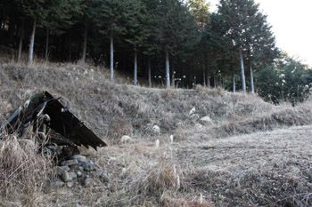 謎の差し掛け小屋