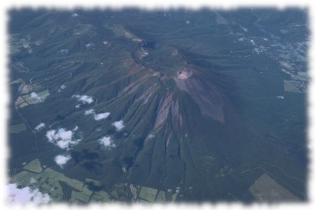 機上からの岩手山。カルデラ地形が明確。
