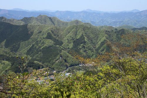 秋山川の谷の上に高柄山,彼方に奥多摩の山々
