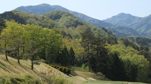 秋山二十六夜山(左)と倉岳山