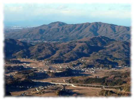 日の傾く吾国山から高峯と雨巻山（奥）を望む