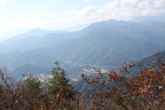 三国山から扇山(左奥)と権現山。権現山手前に低く見えるのは二本杉。