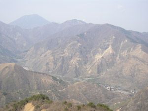 山頂から男体山(左奥)、半月山(中景)、赤倉山(手前)