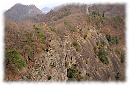 稚児落としの岩壁の上に岩殿山