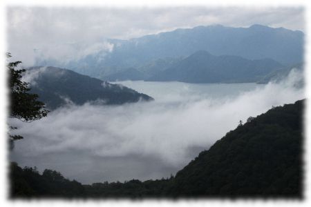 茶ノ木平付近からガス漂う中禅寺湖越しに高山、日光白根山(奥)