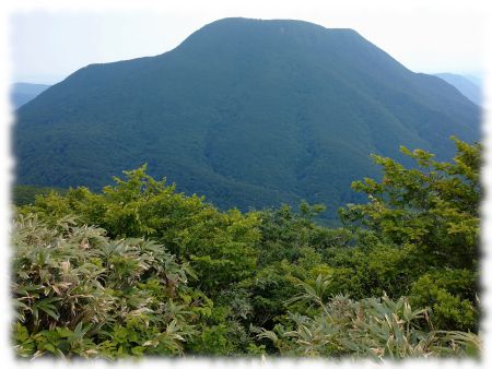 南面白山から大東岳を望む