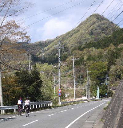 金ピラ山とサイクリスト