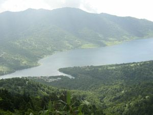 山頂手前の稜線から野反湖と八間山