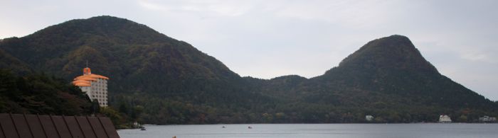 烏帽子ヶ岳(右)と鬢髪山