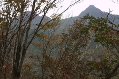 山頂から二ツ岳(左)、相馬山