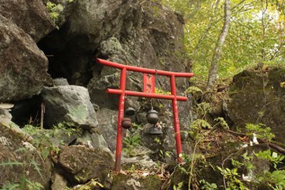 おびるり様の岩窟