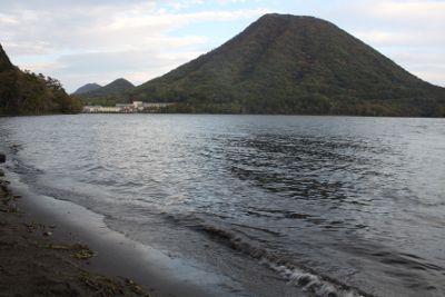夕暮れ近くの榛名湖と榛名富士