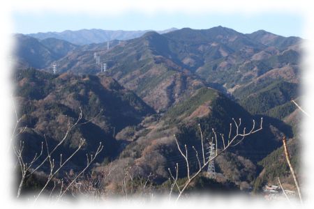 秩父の観音山から父不見山（右奥中央？）方面を望む