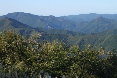武川岳(左)、伊豆ヶ岳。右奥に丸山。武川岳手前は藤棚山